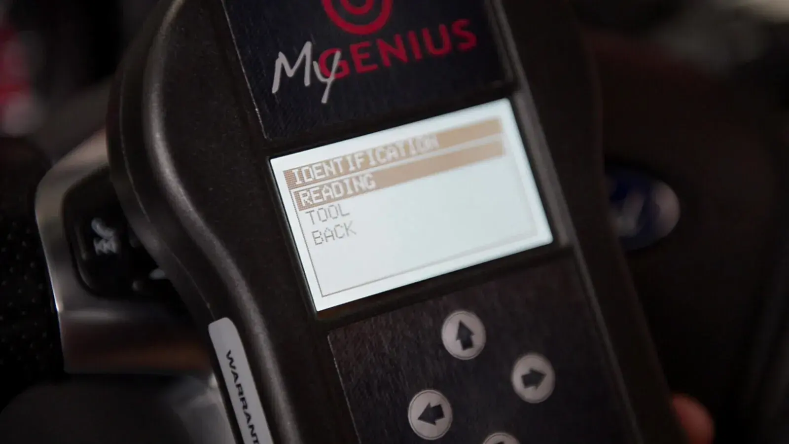 MyGenius en la mano, con su pantalla de menú